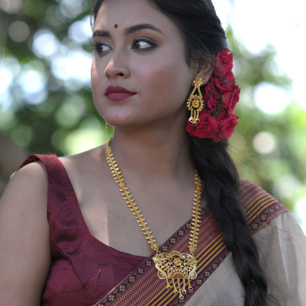 Bengali woman in traditional attire wearing a 24K gold plated necklace and matching earrings from the Flower Box Sitahar Set.