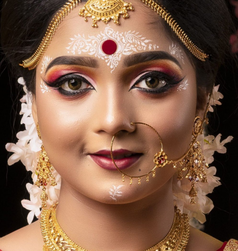 Indian bride adjusting her nose ring Stock Photo - Alamy